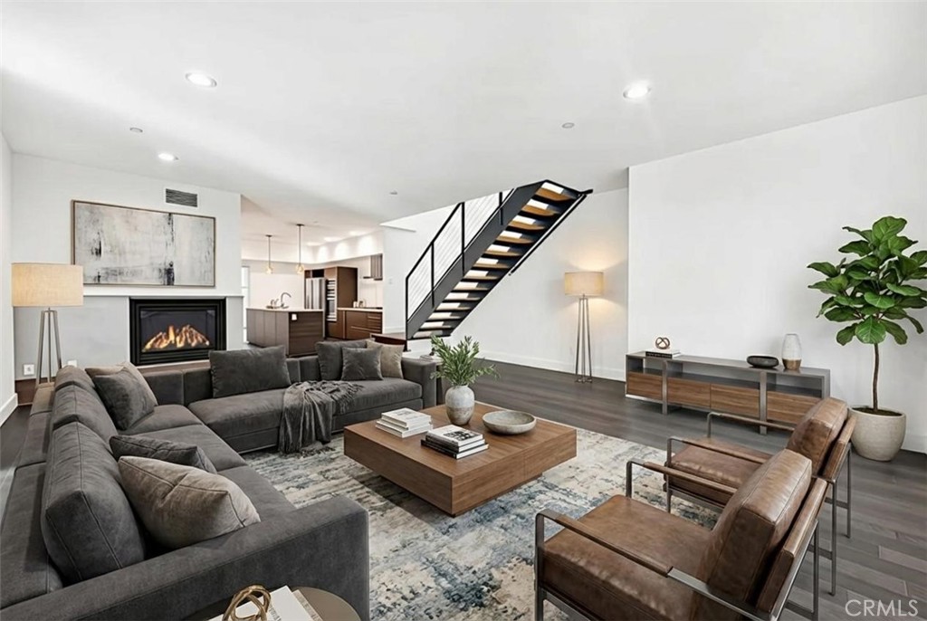 Residential Lease for rent at 1250 N Harper 303, West Hollywood, Los Angeles County CA featuring 2 beds and 2 baths