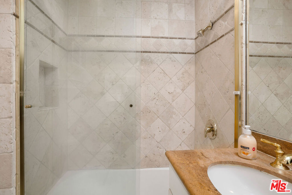 Residential Lease for rent at 2101 Ocean Avenue 3, Santa Monica, Los Angeles County CA featuring 1 bed and 1 bath