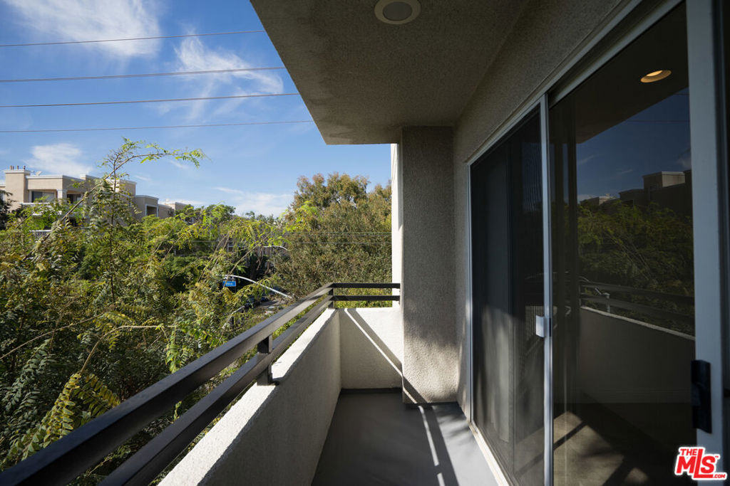 Residential Lease for rent at 1508 VETERAN Avenue 303, Los Angeles, Los Angeles County CA featuring 2 beds and 2 baths