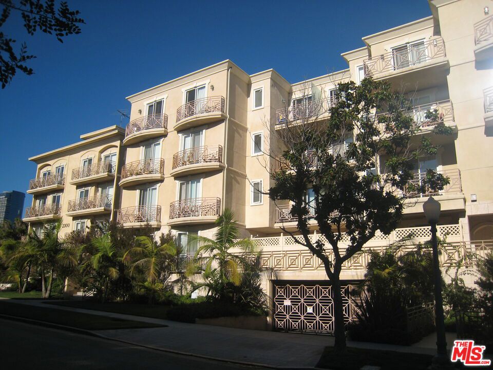 Residential Lease for rent at 2306 FOX HILLS Drive 102, Los Angeles, Los Angeles County CA featuring 2 beds and 3 baths