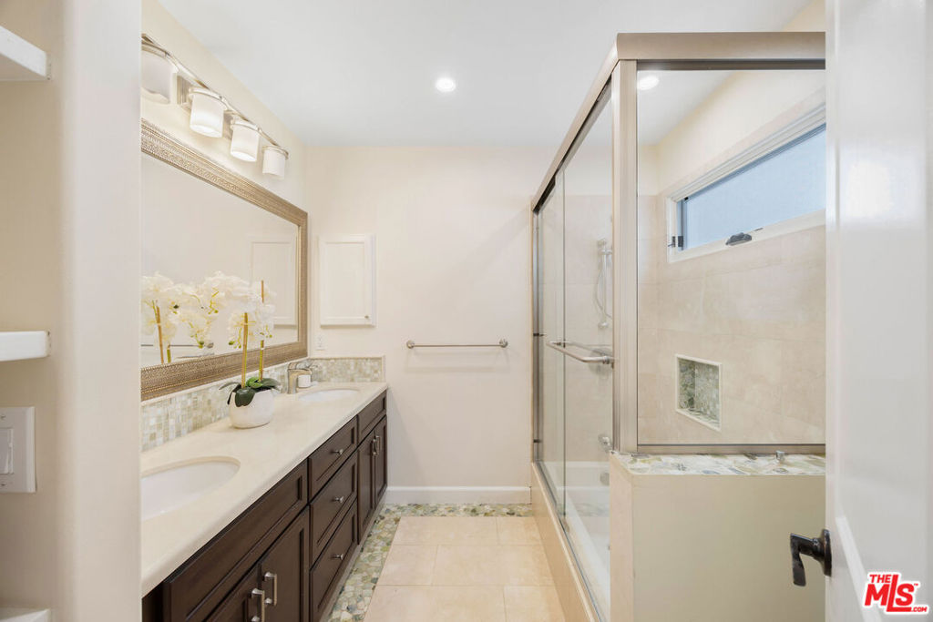 Residential Lease for rent at 1039 26th Street A, Santa Monica, Los Angeles County CA featuring 3 beds and 2 baths