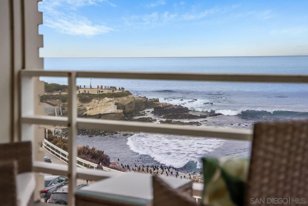 Residential Lease for rent at 1219 Coast Blvd 5, La Jolla, San Diego County CA featuring 2 beds and 2 baths