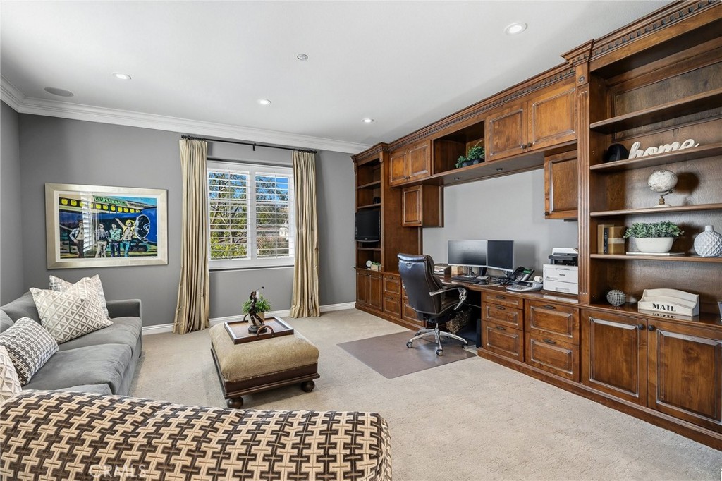 Residential for sale at 3850 Prado De Las Uvas, Calabasas CA featuring 5 beds and 6 baths
