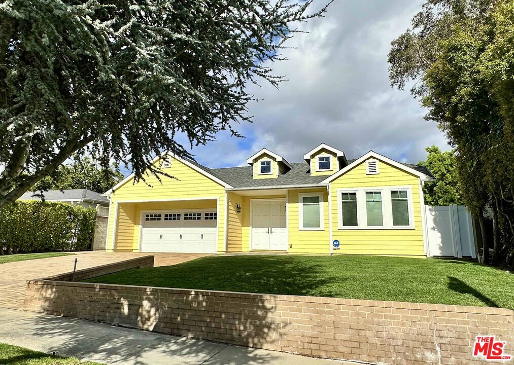 Residential Lease for rent at 209 25th Street, Santa Monica, Los Angeles County CA featuring 5 beds and 4 baths