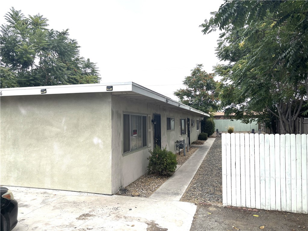 Residential Lease for rent at 25180 N Buena Vista, Hemet, Riverside County CA featuring 2 beds and 1 bath