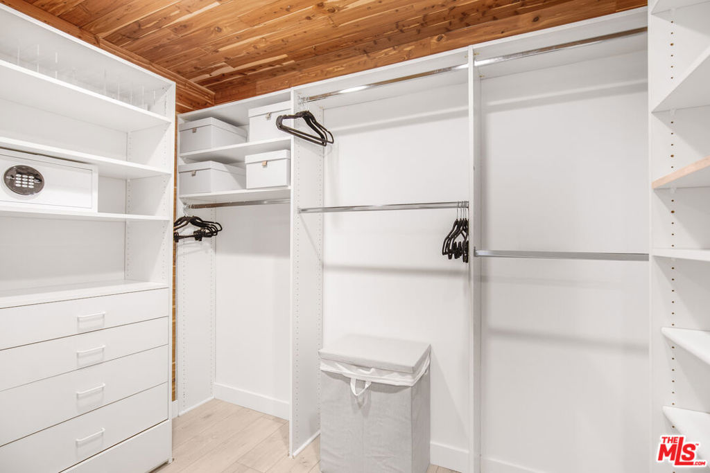 Residential Lease for rent at 1833 Franklin Canyon Drive, Beverly Hills CA featuring 3 beds and 4 baths