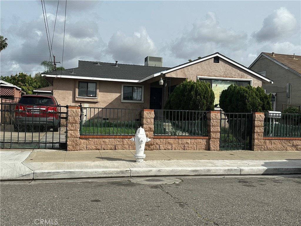 Residential for sale at 401 Franklin, Santa Ana CA featuring 3 beds and 1 bath