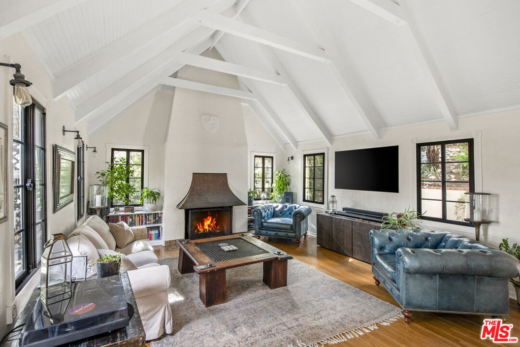 Residential Lease for rent at 4458 Dundee Drive, Los Angeles, Los Angeles County CA featuring 3 beds and 3 baths