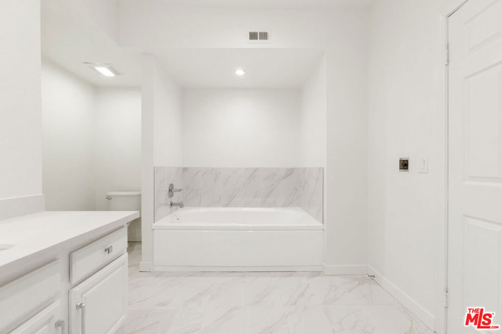 Residential Lease for rent at 200 N ALMONT Drive 104, Beverly Hills, Los Angeles County CA featuring 2 beds and 3 baths