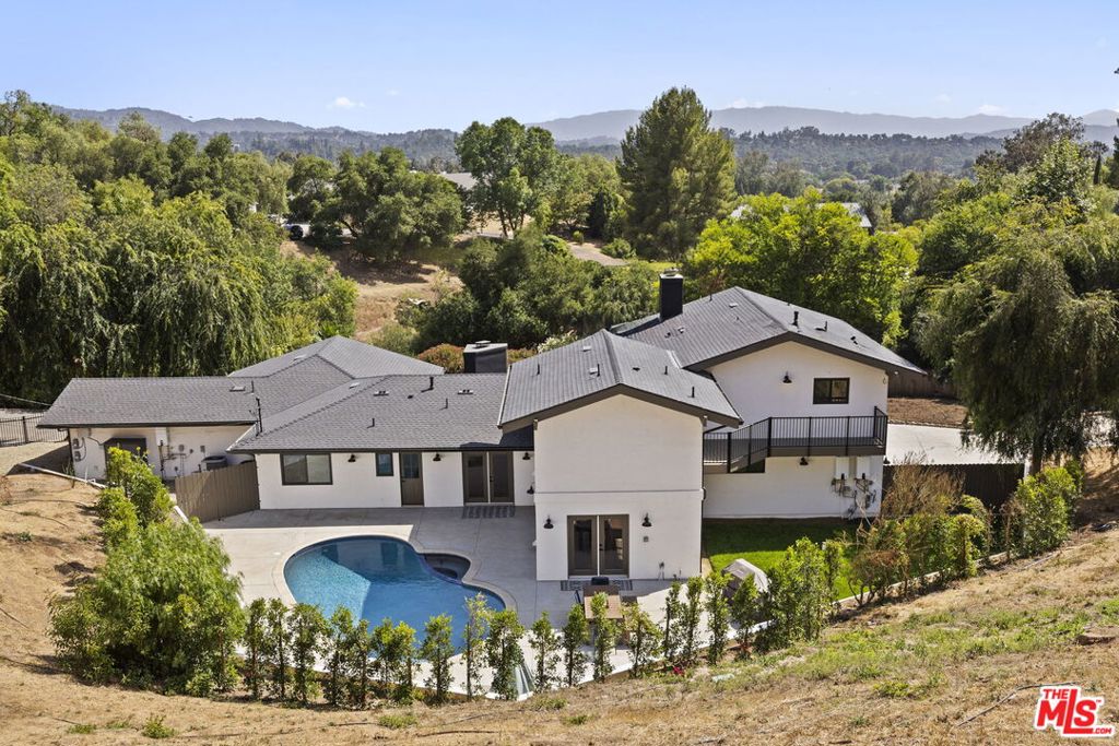 Residential Lease for rent at 1131 Rancho Drive, Ojai CA featuring 6 beds and 5 baths