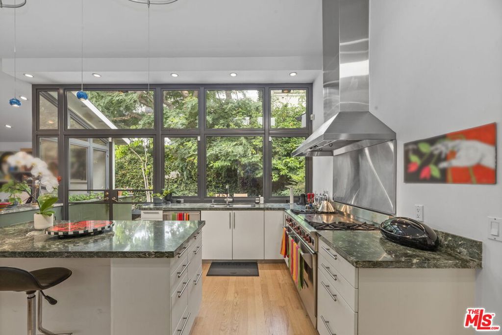 Residential Lease for rent at 354 14th Street, Santa Monica, Los Angeles County CA featuring 2 beds and 3 baths