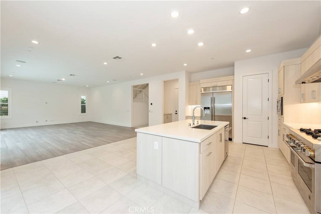 Residential Lease for rent at 191 Sweet Juniper, Lake Forest CA featuring 5 beds and 6 baths