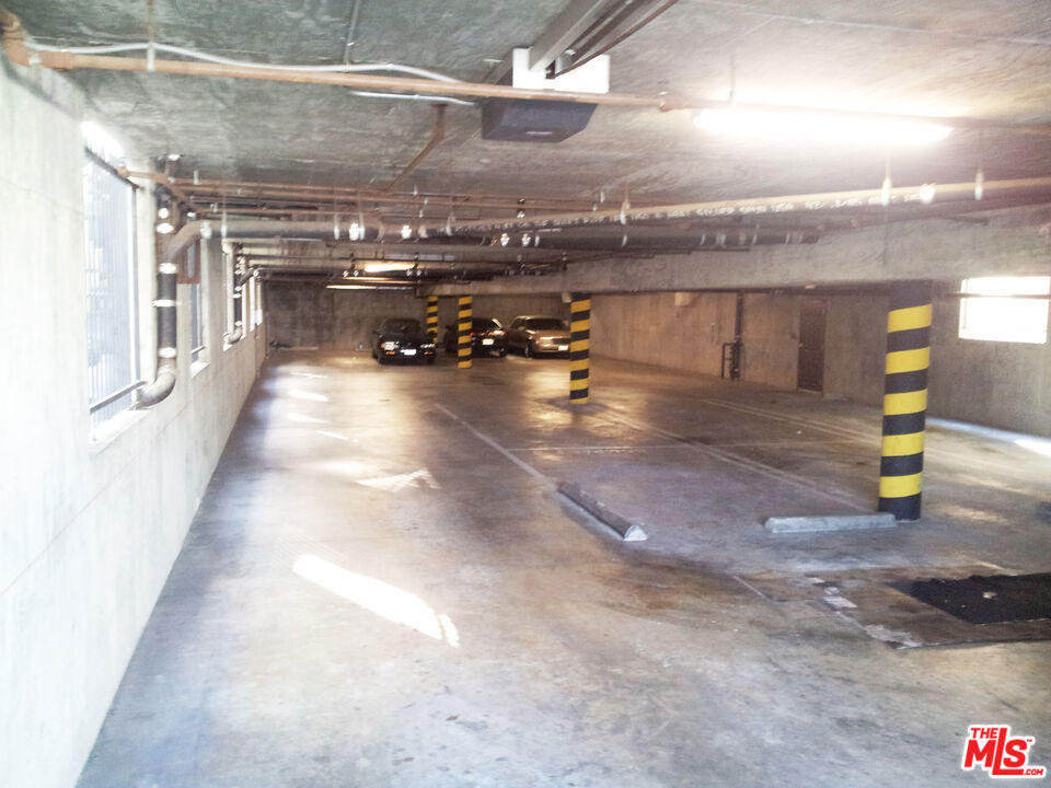 Residential Lease for rent at 1922 CRENSHAW 5, Los Angeles, Los Angeles County CA featuring 2 beds and 2 baths