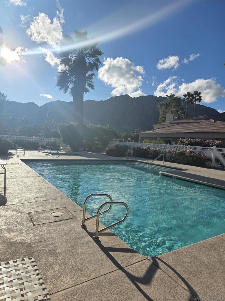 Residential Lease for rent at 54673 Oakhill, La Quinta CA featuring 2 beds and 2 baths