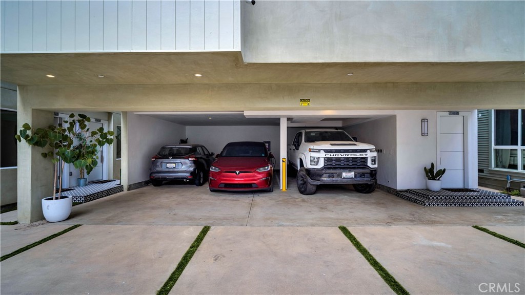 Residential Lease for rent at 1351 1/2 Seward, Los Angeles, Los Angeles County CA featuring 2 beds and 2 baths