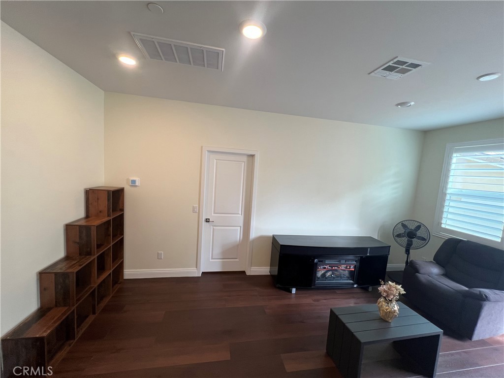 Residential Lease for rent at 26221 Painted Daisy, Menifee CA featuring 1 bed and 2 baths