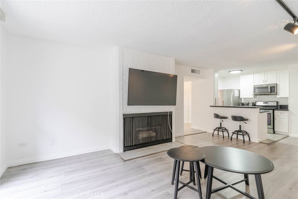 Residential Lease for rent at 421 S La Fayette Park Place 306, Los Angeles, Los Angeles County CA featuring 1 bed and 1 bath