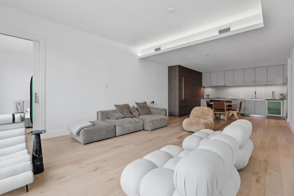 Active for sale at San Francisco, CA, San Francisco, CA CA and 3 baths