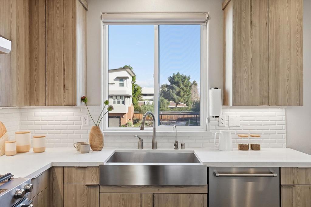 Active for sale at Santa Clara, CA, Santa Clara, CA CA and 5 baths