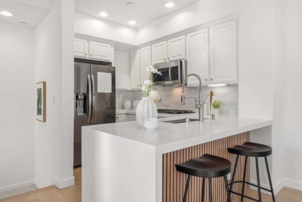 Active for sale at Mountain View, CA, Mountain View, CA CA and 3 baths