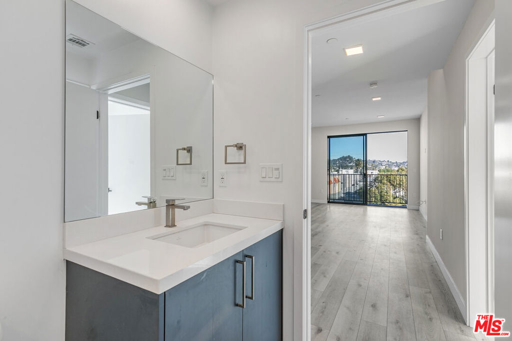 Residential Lease for rent at 1111 N Kenmore Avenue #301, Los Angeles, Los Angeles County CA featuring 2 beds and 2 baths