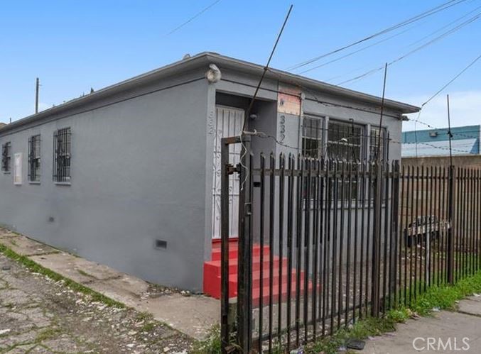 Residential Lease for rent at 3322 W 63rd, Los Angeles, Los Angeles County CA featuring 2 beds and 1 bath