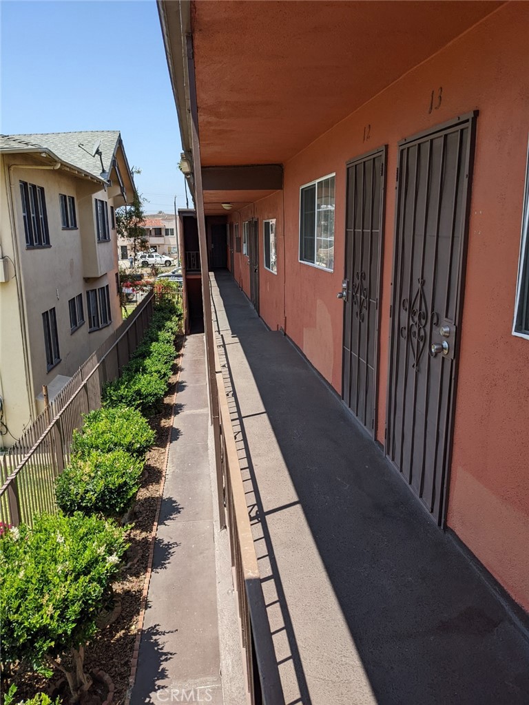 Residential Lease for rent at 1708 Pine Avenue 7, Long Beach, Los Angeles County CA featuring 2 beds and 1 bath