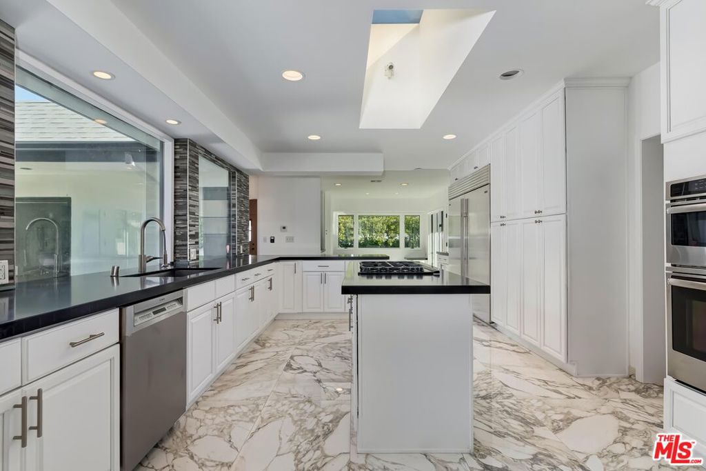 Residential Lease for rent at 612 N Elm Drive, Beverly Hills CA featuring 5 beds and 7 baths