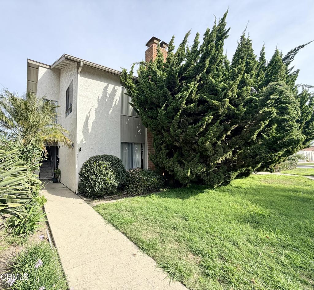 Residential Lease for rent at 711 Ivywood Drive, Oxnard, Ventura County CA featuring 2 beds and 2 baths