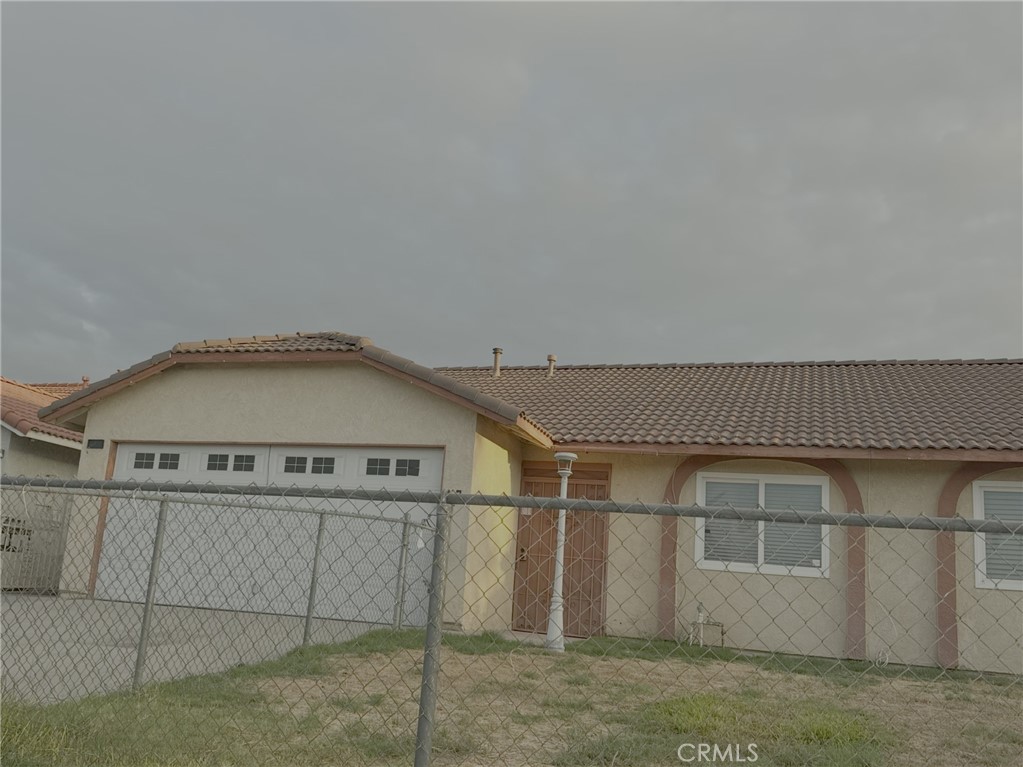 Residential Lease for rent at 15060 Manzanita, Fontana, San Bernardino County CA featuring 3 beds and 2 baths