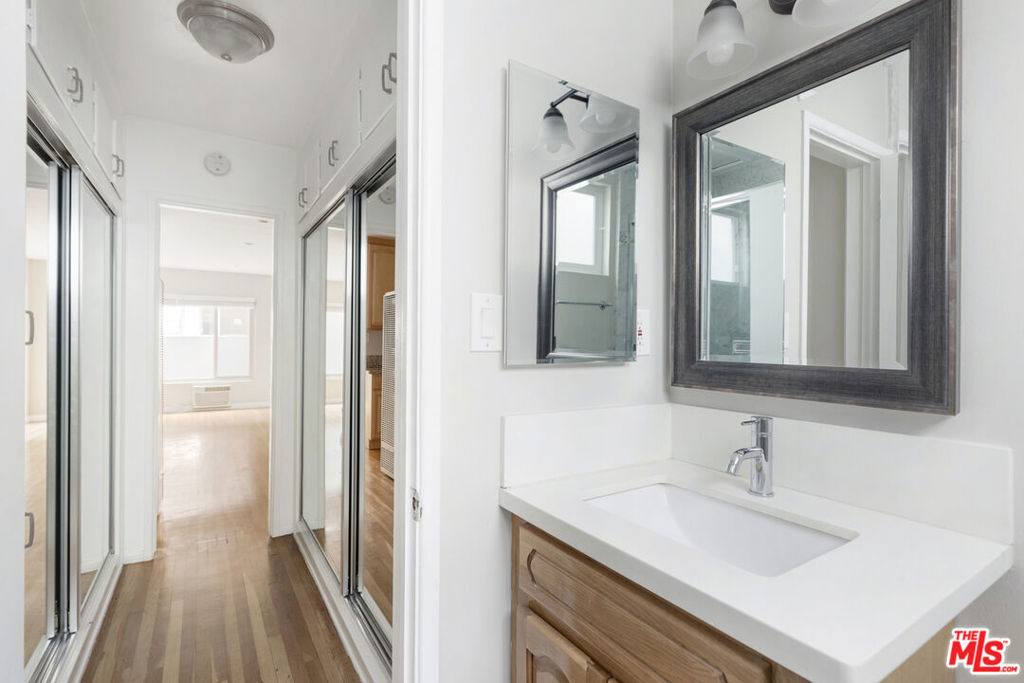 Residential Lease for rent at 925 N Curson Avenue 4 1/2, West Hollywood, Los Angeles County CA and 1 bath