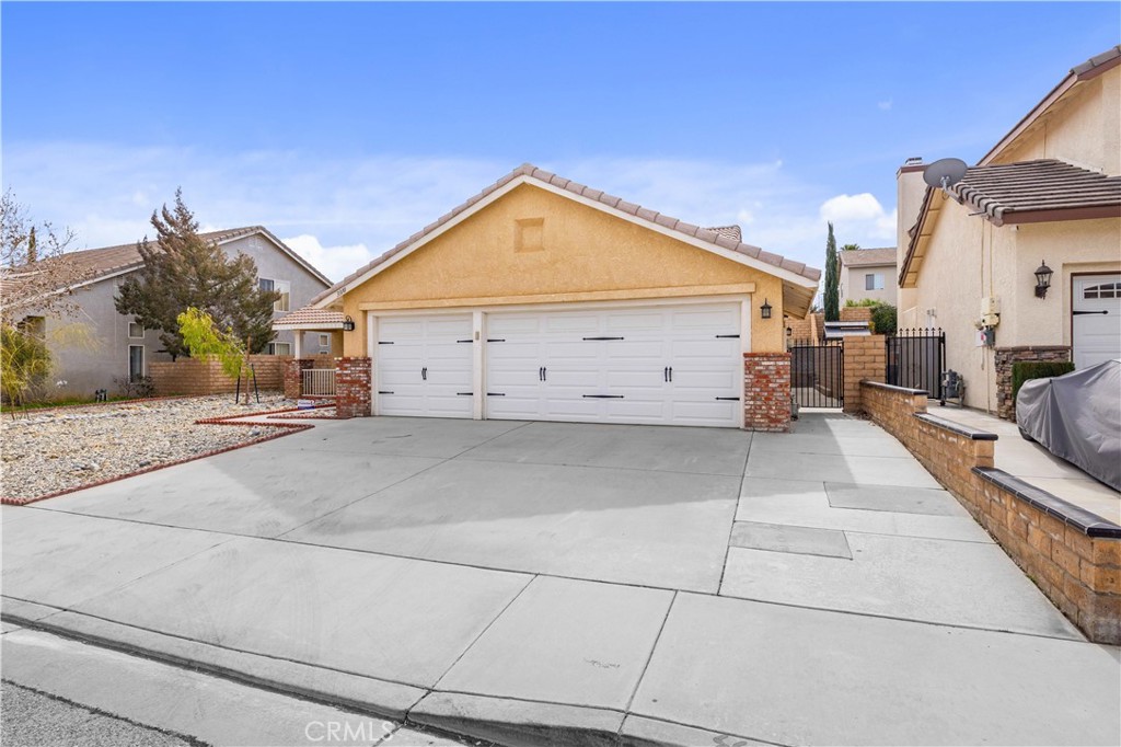 Residential Lease for rent at 3310 Caspian, Palmdale, Los Angeles County CA featuring 4 beds and 2 baths