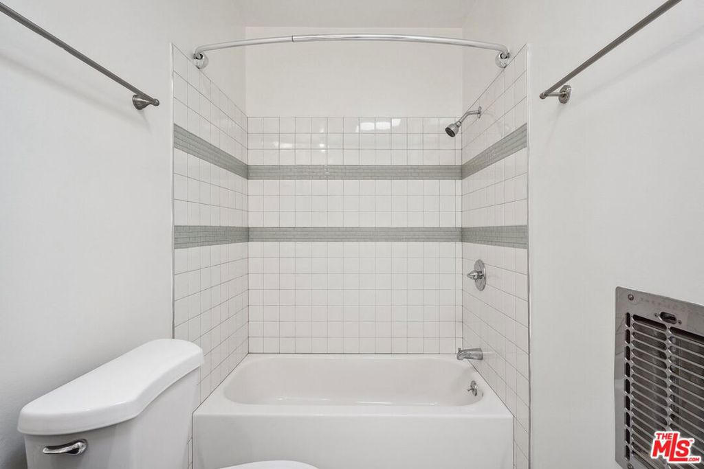 Residential Lease for rent at 1133 22nd Street 2, Santa Monica, Los Angeles County CA featuring 3 beds and 3 baths