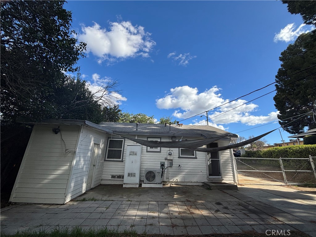 Residential Lease for rent at 5093 Olivewood, Riverside CA featuring 2 beds and 1 bath