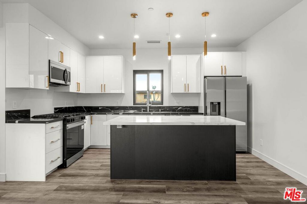 Residential Lease for rent at 1920 S Sherbourne Drive 1920 1/2, Los Angeles, Los Angeles County CA featuring 5 beds and 4 baths