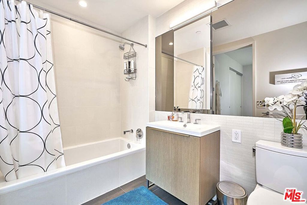 Residential Lease for rent at 889 Francisco Street 1001, Los Angeles, Los Angeles County CA featuring 1 bed and 2 baths