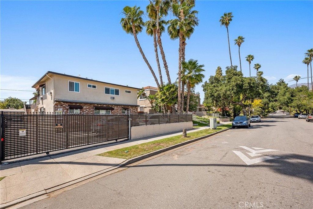 Residential Income for sale at 31 N Parkwood Avenue, Pasadena CA