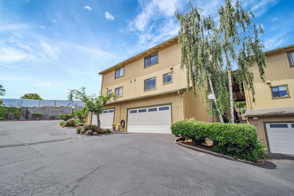 Residential for sale at 20111 20111 W Ridge 24, Castro Valley CA featuring 2 beds and 3 baths