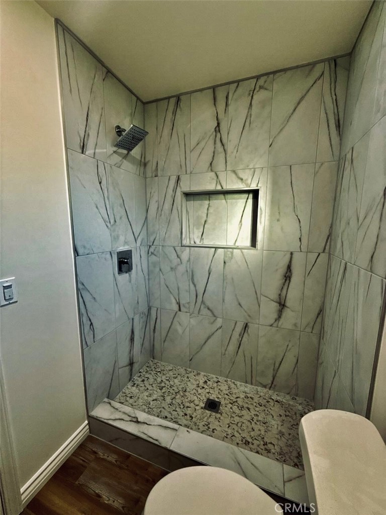 Residential Lease for rent at 240 54th 1/2, Los Angeles, Los Angeles County CA featuring 1 bed and 1 bath