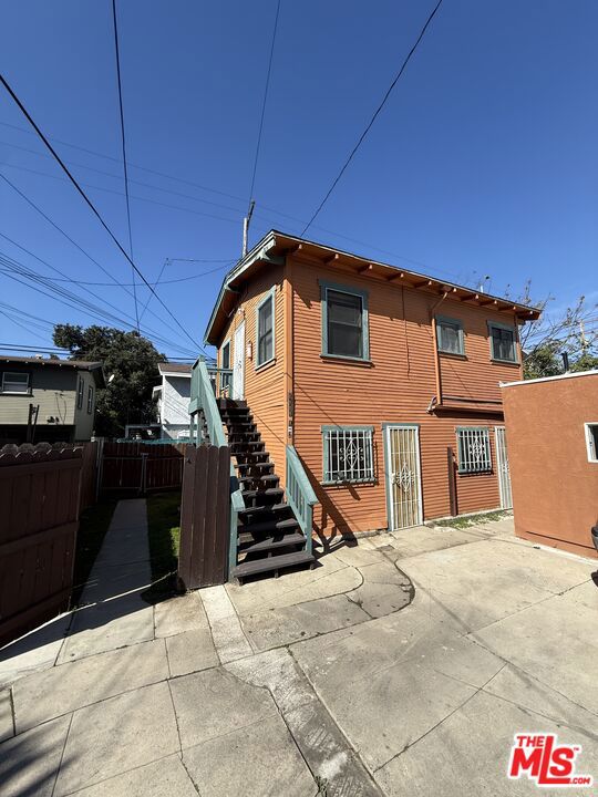 Residential Lease for rent at 1111 1/2 Orizaba Avenue, Long Beach, Los Angeles County CA featuring 1 bed and 1 bath