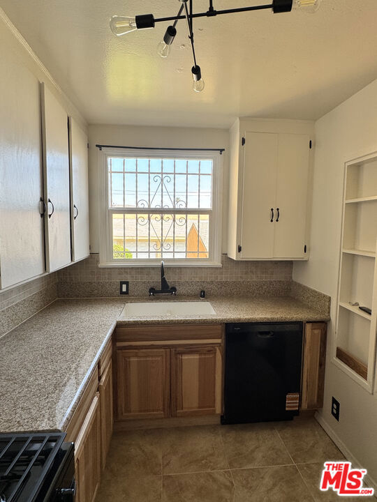 Residential Lease for rent at 3311 1/2 W 78th Street 112, Los Angeles, Los Angeles CA featuring 2 beds and 1 bath