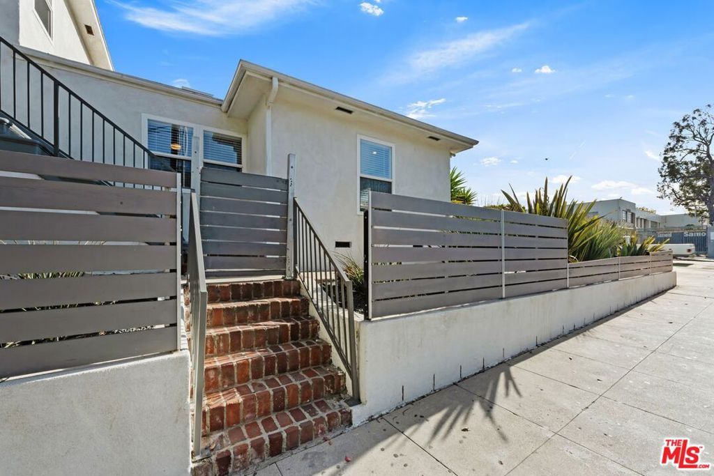 Residential Lease for rent at 1805 7th Street 1, Santa Monica CA featuring 2 beds and 1 bath