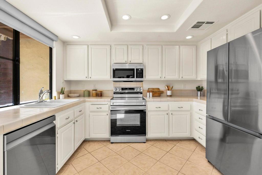 Residential Lease for rent at 289 N Castellana N, Palm Desert CA featuring 2 beds and 2 baths