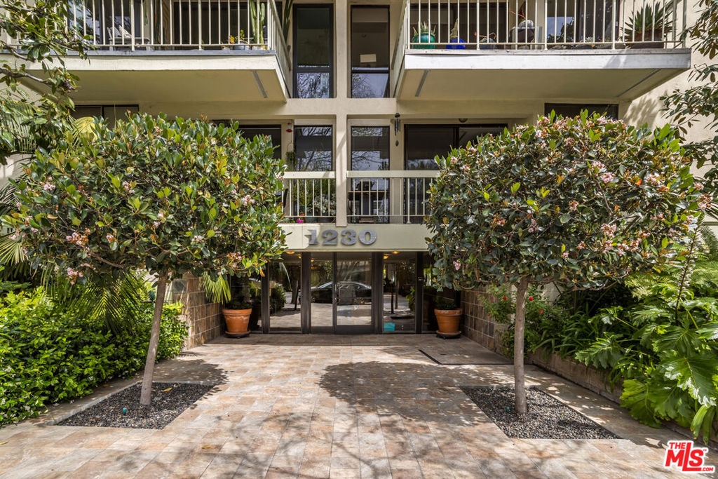 Residential Lease for rent at 1230 N Sweetzer Avenue 112, West Hollywood CA featuring 1 bed and 1 bath