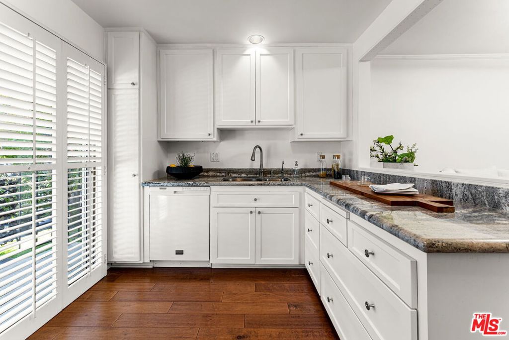 Residential for sale at 922 14th Sreet 111, Santa Monica CA featuring 2 beds and 3 baths