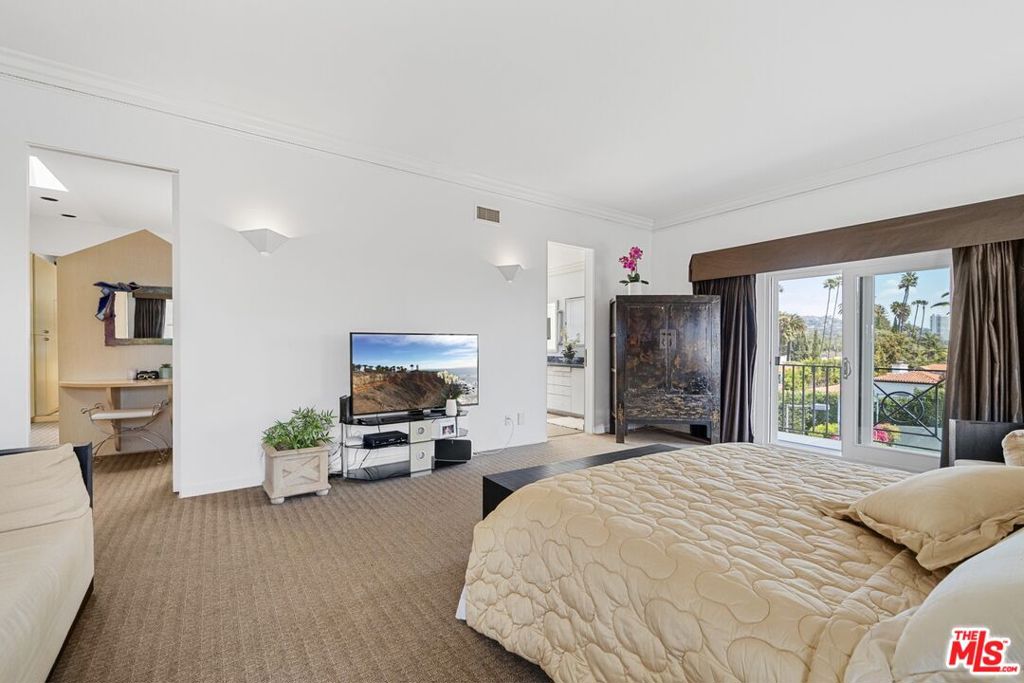 Residential Lease for rent at 910 N Crescent Drive, Beverly Hills CA featuring 6 beds and 5 baths