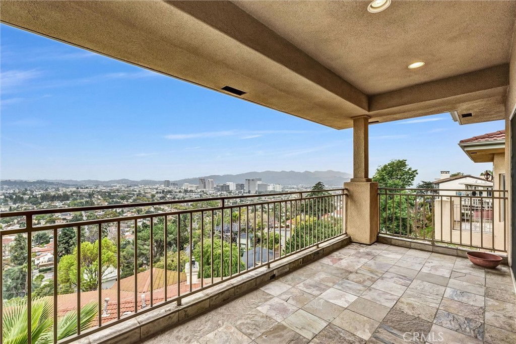 Residential Lease for rent at 876 Harrington, Glendale, Los Angeles County, CA featuring 4 beds and 4 baths