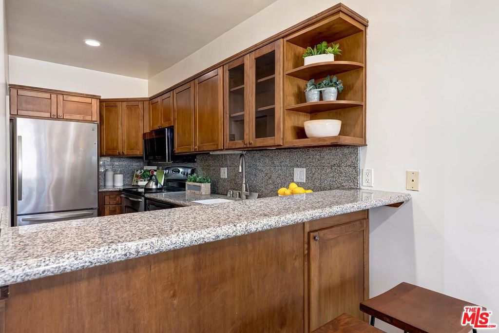 Residential for sale at 901 10th Street 303, Santa Monica CA featuring 1 bed and 1 bath