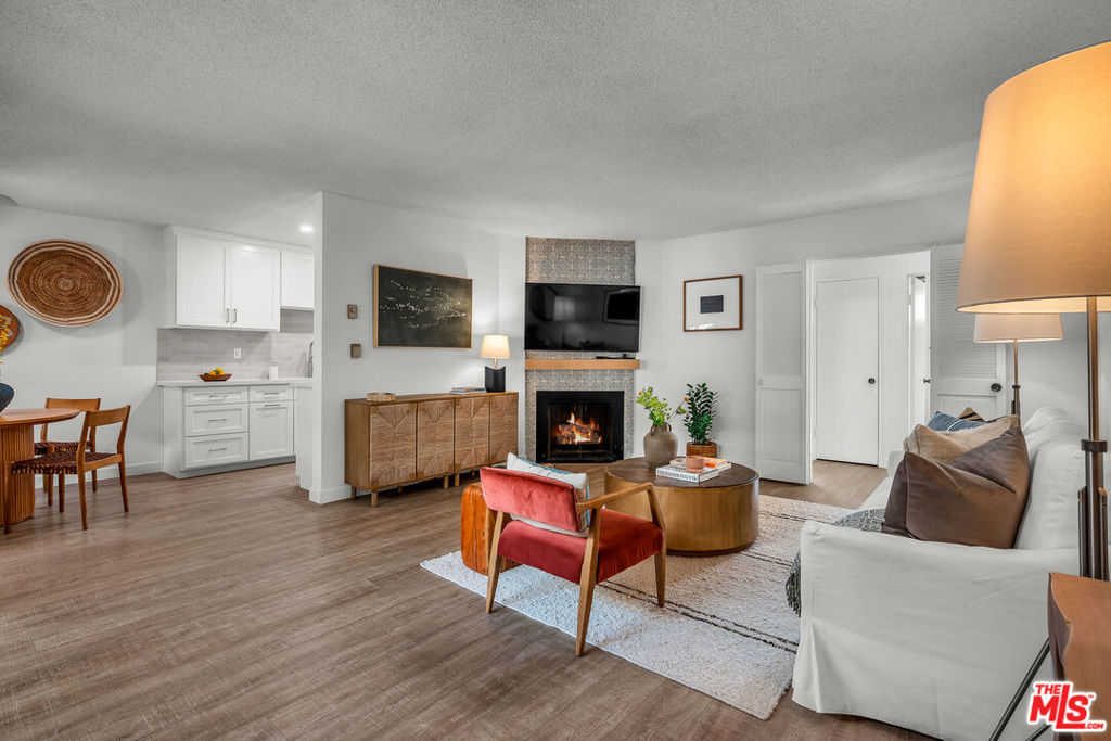 Residential for sale at 914 Lincoln Boulevard 202, Santa Monica CA featuring 1 bed and 1 bath