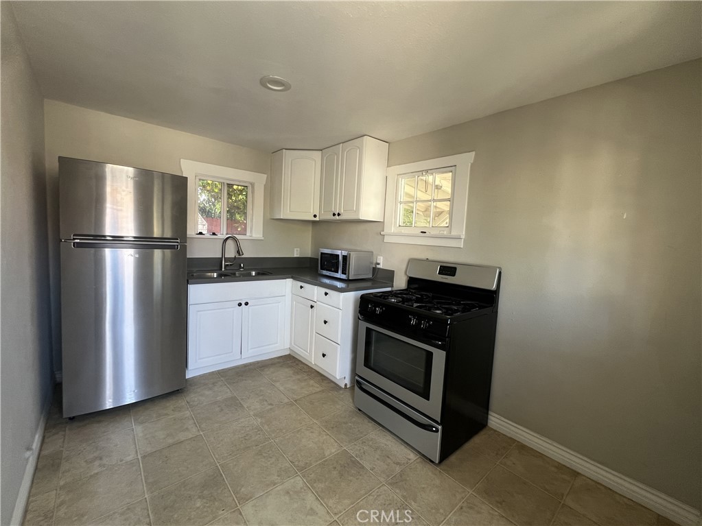 Residential Lease for rent at 128 1/2 N Ivy, Monrovia CA featuring 1 bed and 1 bath